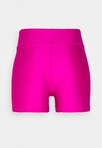 Shorts de sport moulants rose vif avec une taille haute et des détails de coutures visibles sur un fond uni.
