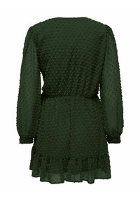Grön klänning med texturerade prickar, långa puffärmar och volangkant; tillverkad av lätt tyg med resårband i midjan.