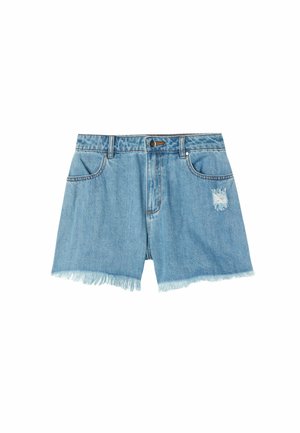 Shorts di jeans azzurri chiari con vita alta, orlo sfrangiato, due tasche frontali e una piccola zona danneggiata sul lato sinistro della tasca.