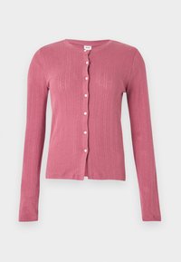 Cardigan rose à manches longues avec un motif de tricot côtelé vertical et des boutons blancs sur le devant, présenté sur un fond uni.