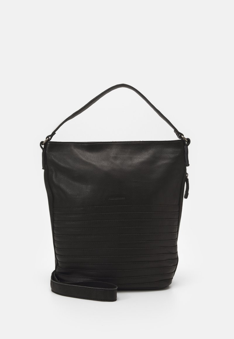 Sac à main en cuir noir avec une bandoulière unique et des rainures cousues horizontales sur la moitié inférieure du sac.