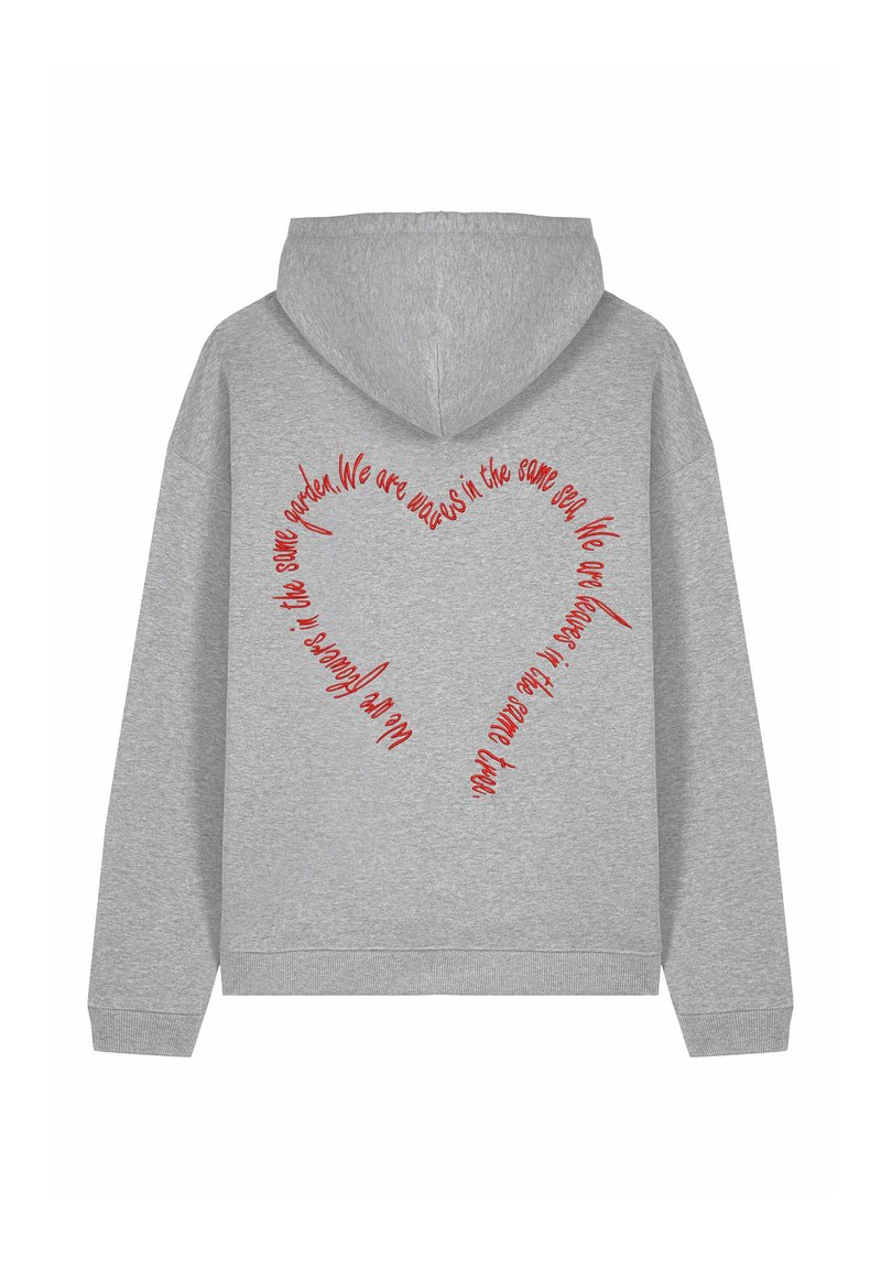 Felpa grigia con cappuccio, con un design circolare di testo rosso sul retro, che presenta una forma a cuore e un messaggio positivo. Tessuto morbido, stile casual.