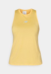 Geel mouwloos sporttopje van een gemêleerd materiaal, met een ronde hals en een lichtblauw logo op de borst.