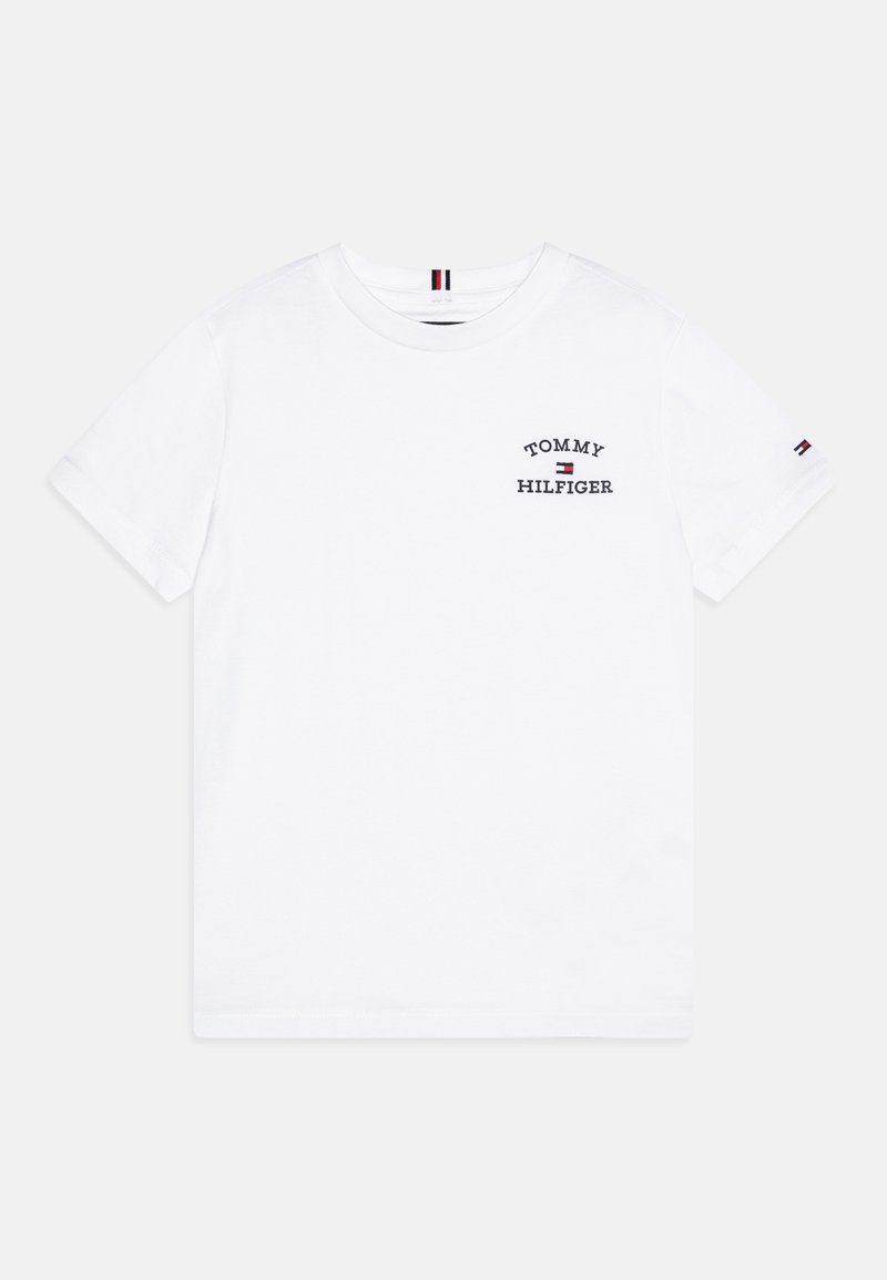 T-shirt en coton blanc avec un col rond, des manches courtes et un petit logo brodé sur la poitrine, accompagné d'un accent en coloris contrasté sur la manche.