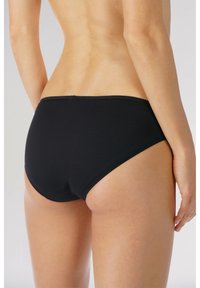 Slip bikini neri realizzati in un materiale liscio e elasticizzato. Design alta vita con cintura senza cuciture e copertura ridotta sul retro.