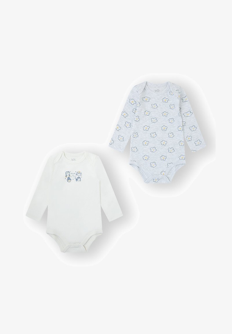 Dos bodys de bebé de manga larga: uno blanco liso con una impresión azul, el otro gris claro con un patrón floral en azul y amarillo. Tejido suave de algodón.