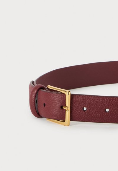Ceinture en cuir rouge foncé avec une boucle rectangulaire dorée et trois trous de réglage visibles sur fond blanc.