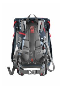 Zaino con esterno a motivo nero e blu, spallacci imbottiti grigi, fibbie regolabili e un logo rosso prominente al centro del pannello posteriore.