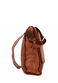 Borsa in pelle marrone dal design morbido, dotata di una tracolla singola e di una chiusura con patta laterale. Superficie strutturata con cuciture visibili.