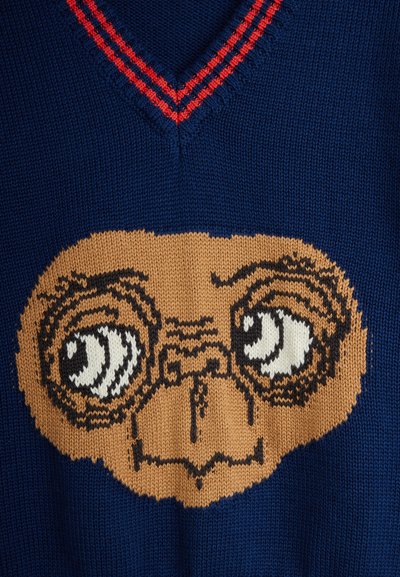 Σκούρο μπλε πλεκτό πουλόβερ με έντονο σχέδιο προσώπου E.T. σε καφέ χρώμα, με μεγάλα, εκφραστι�κά μάτια και V-λαιμόκοψη διακοσμημένη με κόκκινες ρίγες.