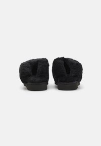 UGG Pantuflas - black