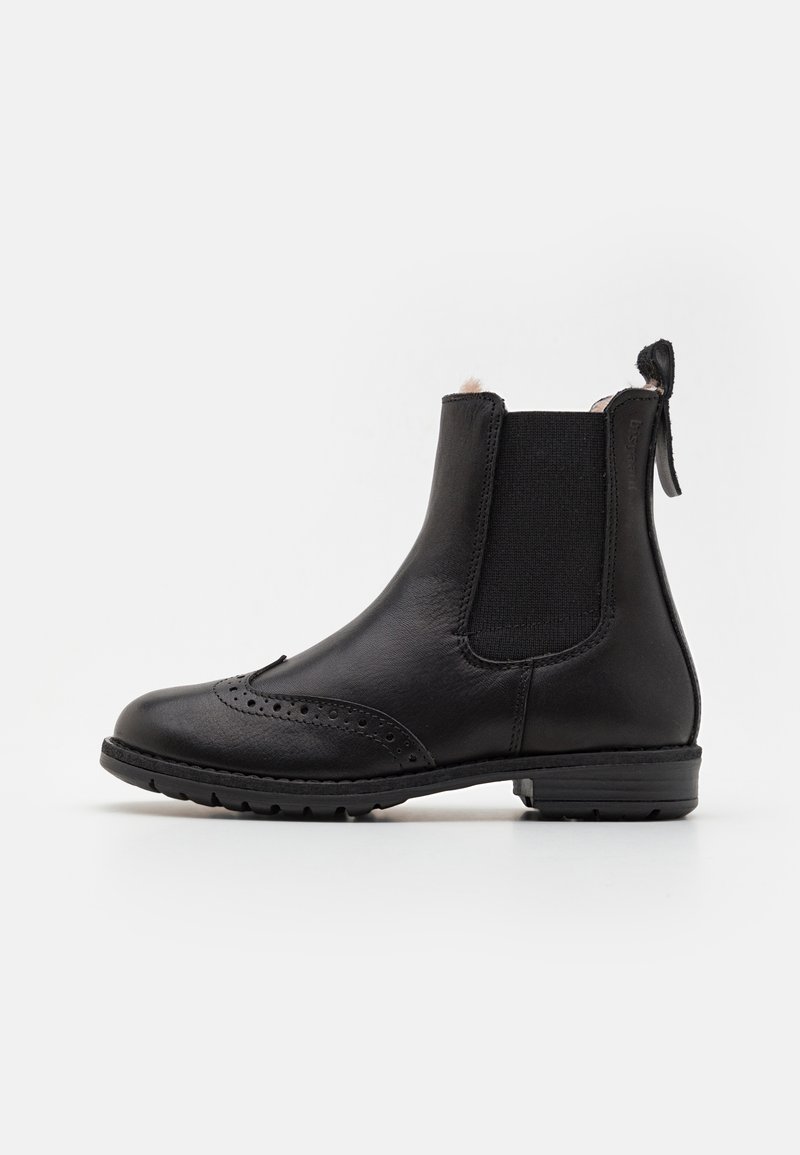 Bottine noire en cuir avec panneau latéral élastique, détails brogue sur la pointe et languette à l'arrière sur fond blanc.