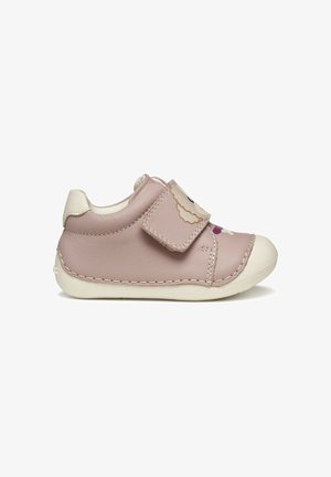 Chaussure en cuir rose avec des accents blancs, bout arrondi et coutures contrastées. Elle est dotée d'une bande velcro et d'un design décoratif de visage à l'avant.