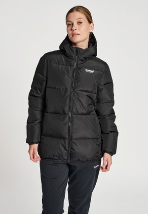 Zwarte pufferjack met een capuchon, voorzien van een rits aan de voorkant, elastische manchetten en een lichte glans; logo op de borst en onderrand.