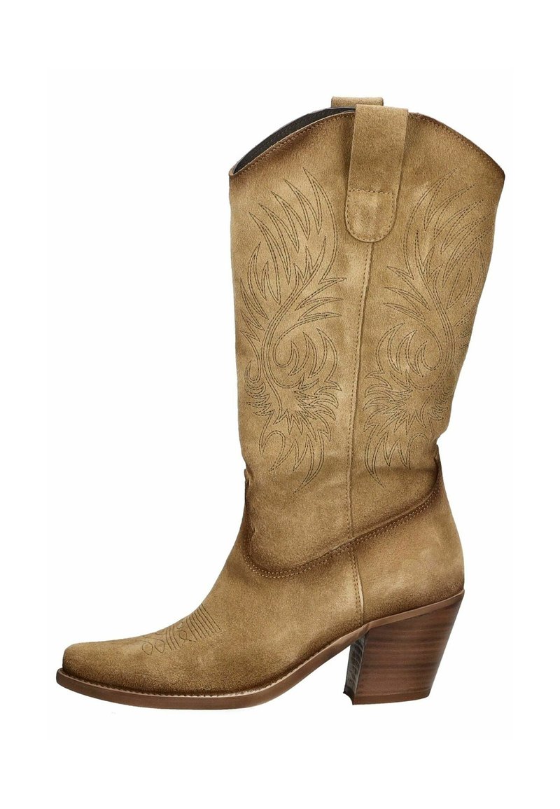 Stivale da cowboy in suede color tan con punta affusolata, cuciture decorative, motivi ricamati sul gambale e tacco impilato. Ornamento nella parte superiore.