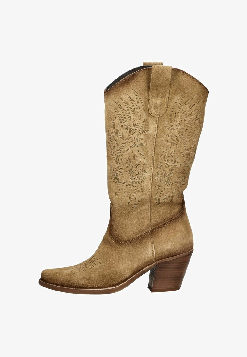 Stivale da cowboy in suede color tan con punta affusolata, cuciture decorative, motivi ricamati sul gambale e tacco impilato. Ornamento nella parte superiore.