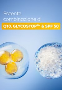 Due sfere trasparenti contengono elementi distinti: una con sfere gelatinose dorate e l'altra con cluster bianchi simili a bolle.