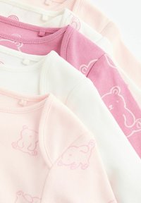 Set aus vier Oberteilen aus weicher Baumwolle: babyrosa, hellrosa, weiß und ein dunkleres Rosa, jeweils mit einem dezenten Bärenmuster und gerippten Halsabschlüssen.