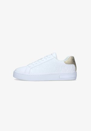 Hvide sneakers med en tekstureret overflade, rund tå og flad sål. Har en diskret metallic guld hælaccent og hvide snørebånd.