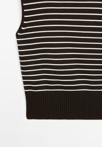 Top in maglia a righe marroni e bianche con orlo a coste, caratterizzato da righe orizzontali e una texture leggera.