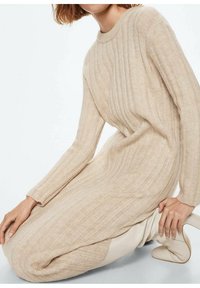 Mango Pletené šaty - off-white