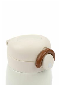 Okrogla prenosna posoda iz kremasto bele plastike z rjavim ročajem. Gladek tekstura s preprosto zasnovo in gumbom na strani.