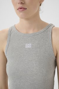 Grå ribbet tank topp med bred halsutskjæring og liten hvit logo sentrert på forsiden. Tett passform med minimal skulderdekning.