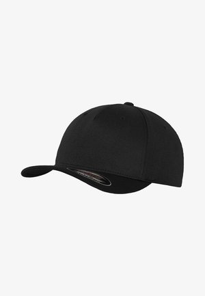 Crna bejzbol kapa s zaobljenim vrhom, ravnim vizirima, glatkom teksturom tkanine i s šest ventilacijskih otvora na vrhu.