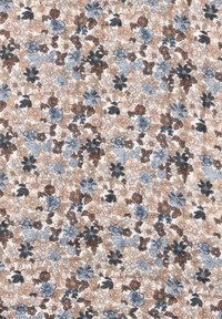 Kukallinen kangas, jossa on toistuva kuvio sinisistä, ruskeista ja vaaleista kukista vaalealla taustalla, jossa on hienoinen rakenne.