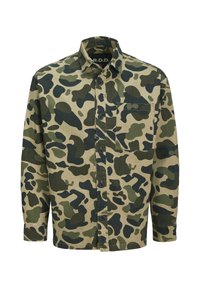 Camicia camouflage con base beige e forme astratte verdi e verde scuro, maniche lunghe, chiusura frontale con bottoni e tasca sul petto.