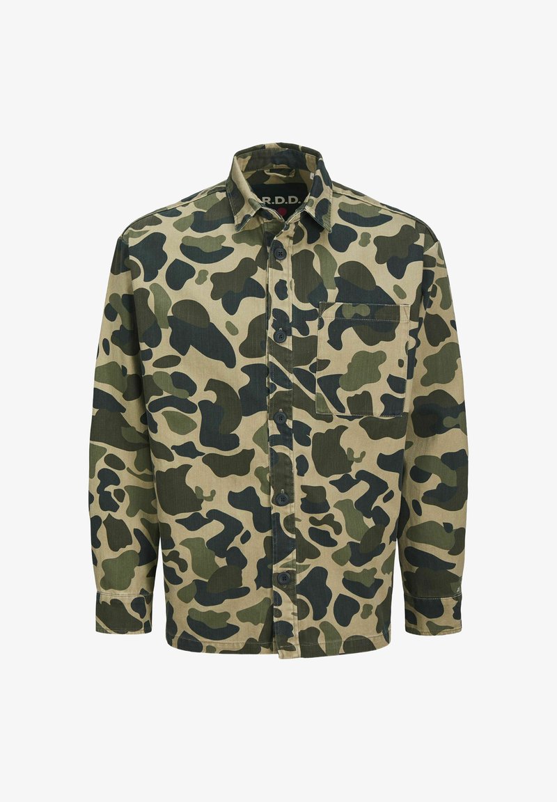 Camisa de camuflaje con base beige y formas abstractas en verde y verde oscuro, de manga larga, cierre frontal con botones y bolsillo en el pecho.