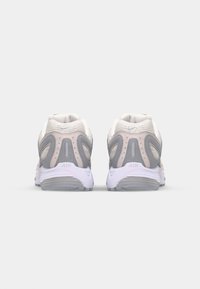 Nike Sportswear AIR PEGASUS 2005 - Baskets basses - wolf grey/platinum tint/vast grey/metallic platinum/white