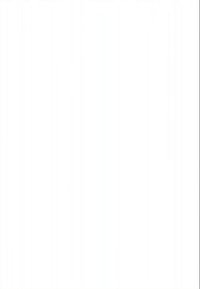 Tre kvinder sidder omkring et bord med kaffe, en bærbar computer og dokumenter, engageret i en diskussion i et lyst, moderne arbejdsrum.