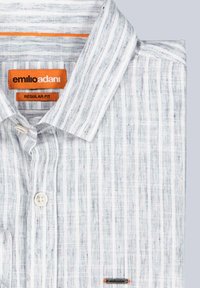 Leichtes, gestreiftes Hemd in Weiß und Grau mit einem orangefarbenen Etikett. Reguläre Passform, Button-Down-Kragen und weiße Knöpfe.