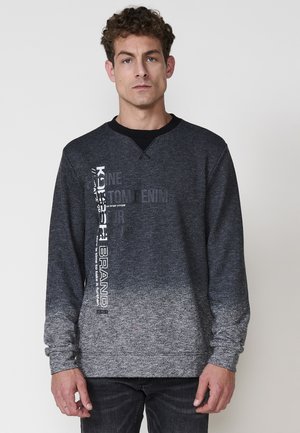 Felpa con maniche lunghe in gradiente nero e grigio, caratterizzata da un colletto a V, un tessuto testurizzato e un logo del marchio stampato sul davanti.