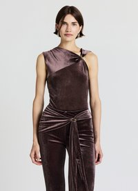 Body en velours mauve foncé, avec un décolleté asymétrique, un détail d'épaule torsadée et un effet drapé en forme de ceinture à la taille.
