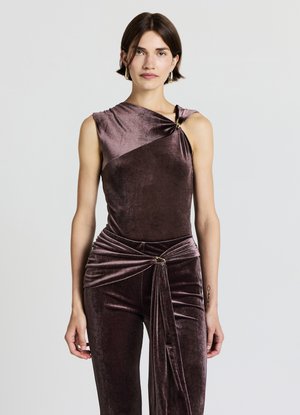 Body in velluto color malva scuro, con scollo asimmetrico, dettaglio a spalla intrecciata e effetto drappeggiato a incrocio in vita.