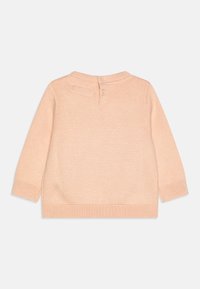 Jasno-brzoskwiniowy sweter dziany z długimi rękawami, ściągaczami na mankietach i zapięciem na guziki z tyłu. Miękka tekstura i prosty design.