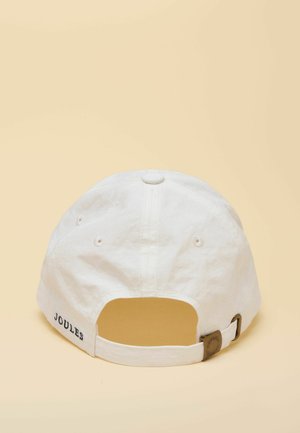 Hvid justerbar baseballkasket med metalspænde og "Joules" mærketekst på bagsiden mod en beige baggrund.