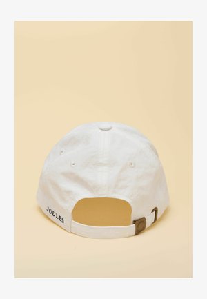 Hvid justerbar baseballkasket med metalspænde og "Joules" mærketekst på bagsiden mod en beige baggrund.