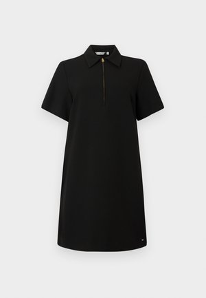 Robe noire avec col et manches courtes, dotée d'une fermeture éclair à l'avant et d'accents en métal doré. Texture lisse, design longueur genou.