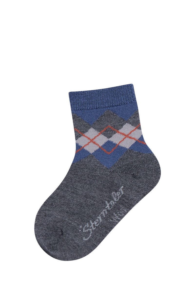 Graue Knöchelsocke mit blauem, weißem und rotem Argyle-Muster am Bund und mit Markenlogo auf der Sohle.