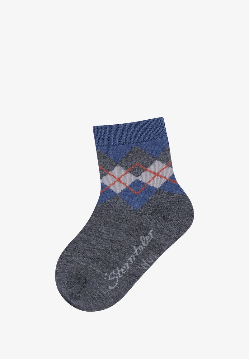 Graue Knöchelsocke mit blauem, weißem und rotem Argyle-Muster am Bund und mit Markenlogo auf der Sohle.