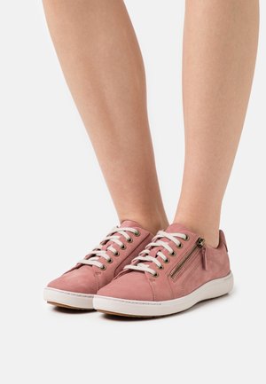 Baskets en cuir rose avec des lacets blancs et un détail de fermeture éclair sur le côté. Bout rond, surface texturée et semelle en caoutchouc de couleur claire.
