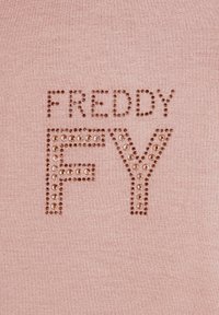 Tessuto rosa con il testo "FREDDY FY" adornato con brillanti strass. La texture è liscia con una vestibilità casual.