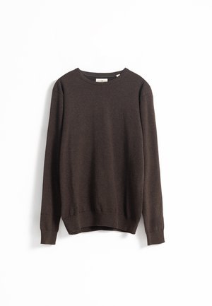 Jersey marrón de manga larga con cuello redondo, puños y dobladillo acanalados. Presenta un logotipo sutil cerca del pecho, hecho de una tela suave.