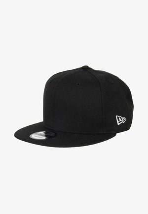 Schwarze Snapback-Cap aus strukturiertem Stoff, mit flacher Krempe und einem weißen gestickten Logo an der Seite.