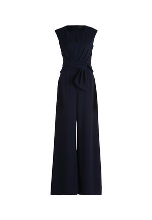 Combinaison sans manches bleu marine avec un décolleté en V profond, une taille froncée et une coupe évasée. Tissu doux avec un détail à nouer à la taille.