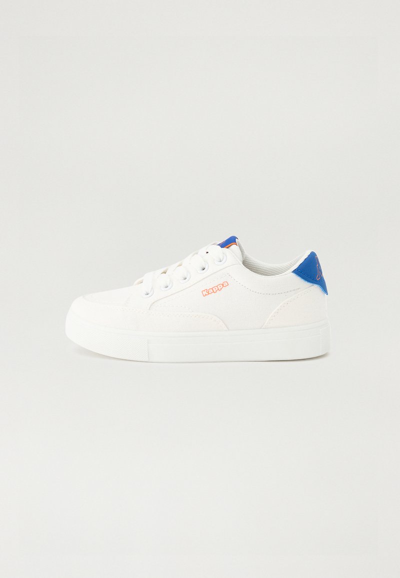 Λευκά καμβά παπούτσια με στρογγυλή μύτη, λευκή καουτσούκ σόλα και μπλε λεπτομέρειες στην φτέρνα. Περιέχει πορτοκαλί λογότυπο της μάρκας στο πλάι.