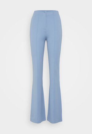 Pantaloni a palazzo azzurro chiaro realizzati in un materiale liscio ed elasticizzato; presentano una vita alta, dettagli delle cuciture frontali e una silhouette pulita e sartoriale.